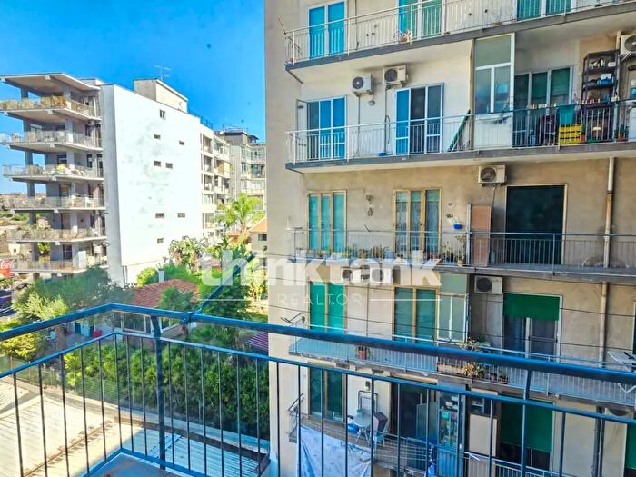 Appartamento con 5 locali in affitto in Via Cardi' Snc, Catania