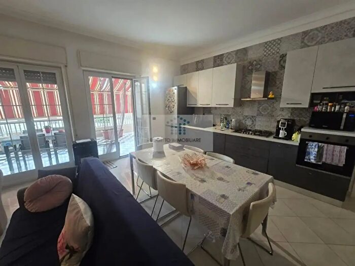 Appartamento con 8 locali in vendita in Via Alciniade, Siracusa