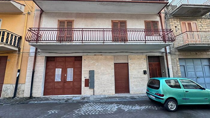 Casa con 14 locali in vendita in Via Calatafimi Scordia, Scordia