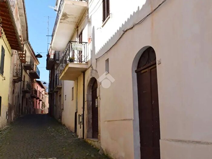 Casa con 13 locali in vendita in Via Valeria, Tagliacozzo