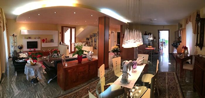 Casa con 7 locali in vendita in Arcole