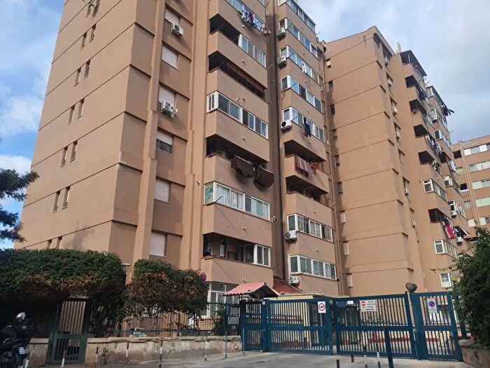 Appartamento trilocale in vendita in Via Felicia Impastato, Palermo