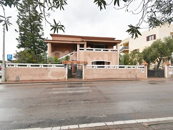 Casa con 15 locali in vendita in Via Veronese, Olbia