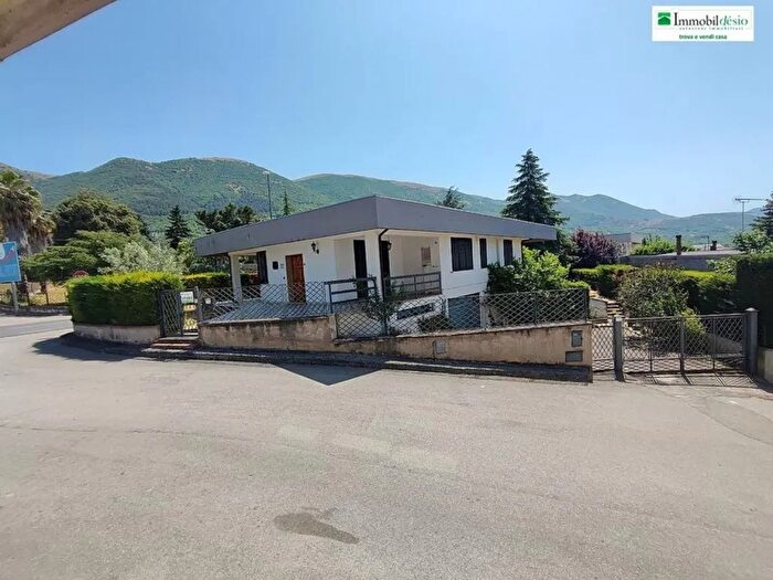 Casa con 9 locali in vendita in Polla