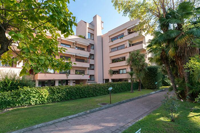 Appartamento con 6 locali in vendita in Via Francesco Marchesiello, Caserta