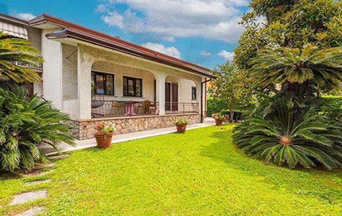 Casa in affitto in Forte dei Marmi Unione dei Comuni della Versilia Lucca Toscana Italia, Seravezza