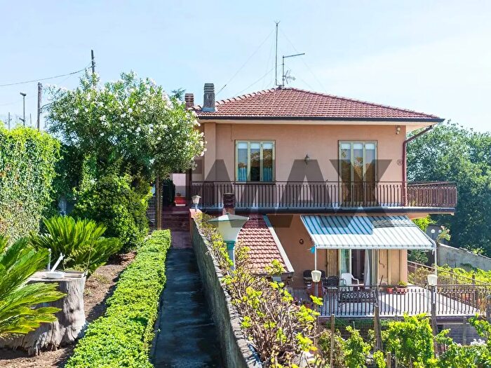 Casa con 8 locali in vendita in Via Cefalu', Nicolosi