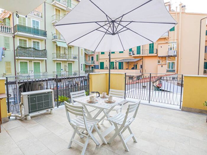 Appartamento bilocale in affitto in Piazza Fedi, Centro, Finale Ligure