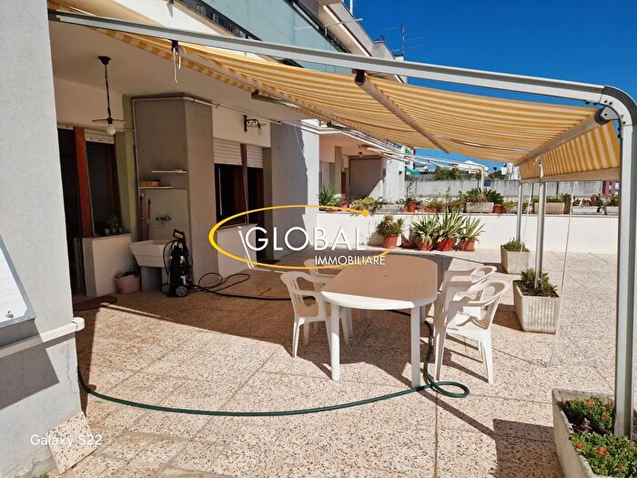 Appartamento con 5 locali in vendita in Via Achille Barilatti, Ancona