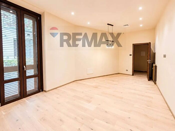 Appartamento trilocale in vendita in Via Ferrucci, Milano