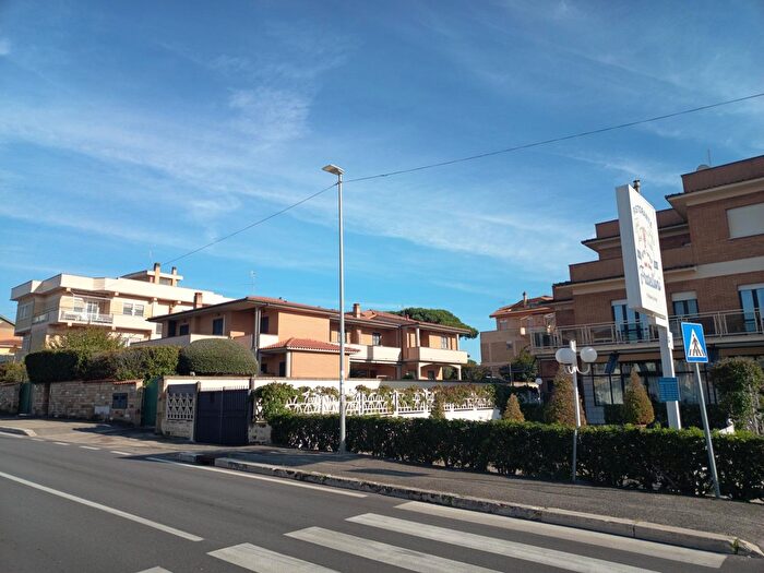 Casa quadrilocale in vendita in Viale alla Marina, Anzio