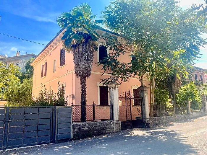 Casa con 15 locali in vendita in Via Cappuccini, Fabriano