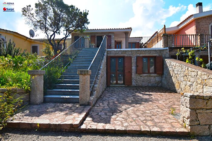 Casa con 6 locali in vendita in Via Agrifoglio Snc, Aglientu