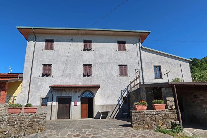 Casa con 15 locali in vendita in Pontremoli