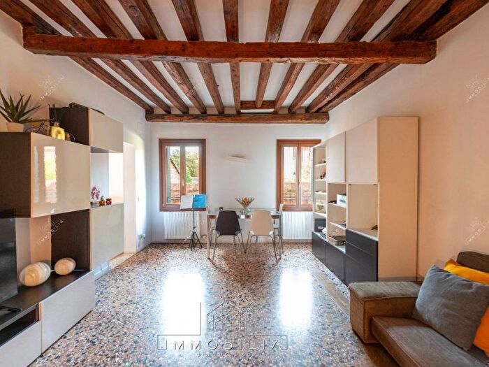 Appartamento trilocale in vendita in Calle del Megio, Santa Croce, Venezia
