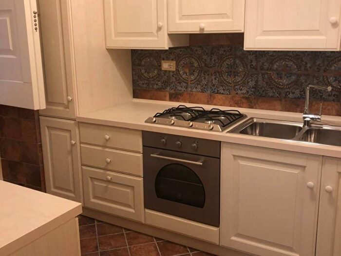 Appartamento con 6 locali in affitto in Via Enrico Pessina, Museo, Napoli