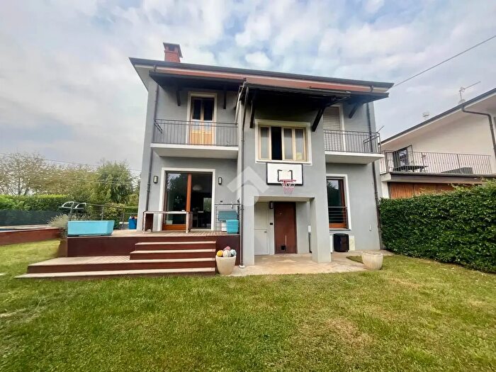 Casa con 8 locali in vendita in Via Fiume, Oglianico