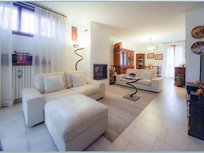 Casa quadrilocale in vendita in Via Gramsci, Triuggio