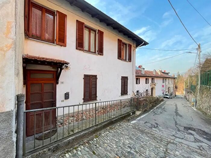 Casa trilocale in vendita in Via Tabacchi, Valganna