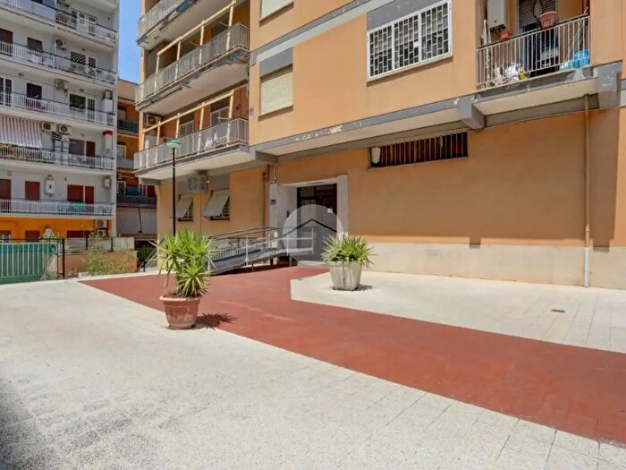 Appartamento trilocale in vendita in Viale della Serenissima, Roma