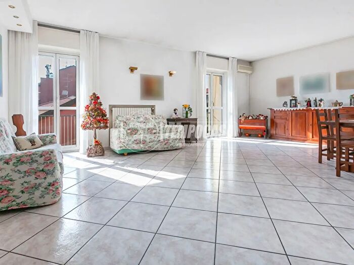 Appartamento quadrilocale in vendita in Via Legnone, Milano