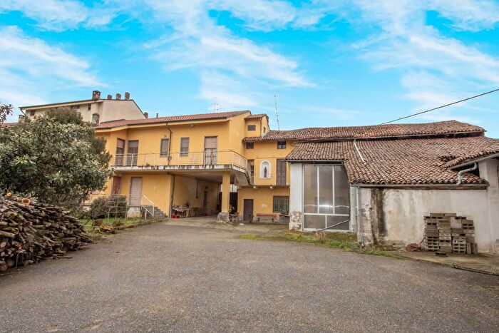 Casa con 9 locali in vendita in Piazza Giuseppe Mazzini, Trino