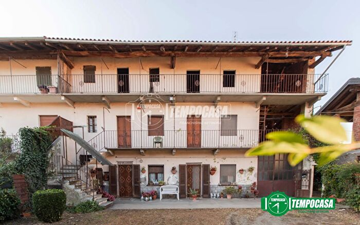 Casa con 5 locali in vendita in Via Vallette, Oleggio