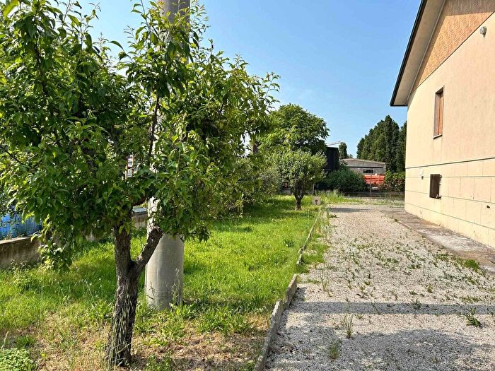 Casa con 9 locali in vendita in Savignano Sul Rubicone