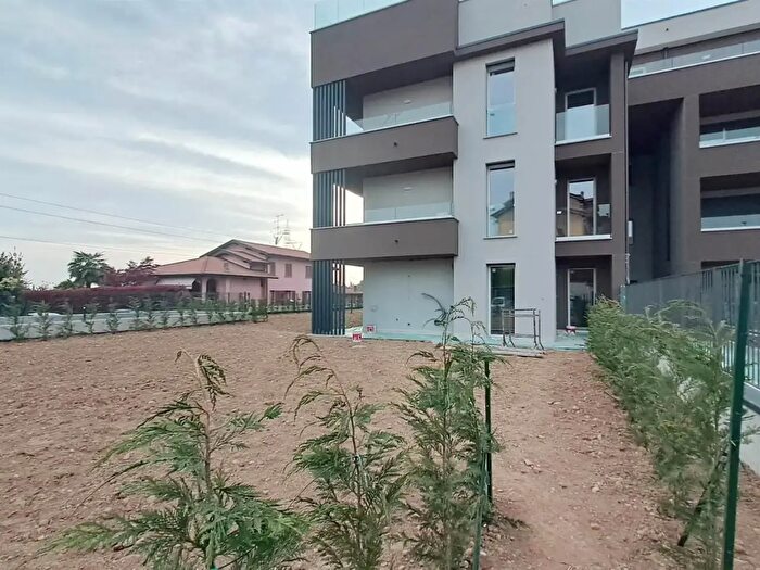 Appartamento quadrilocale in vendita in Via Magenta, Lomagna