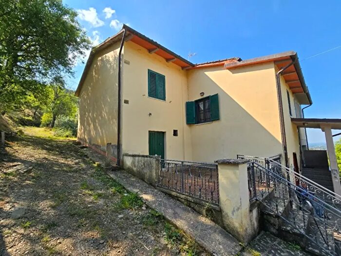 Casa trilocale in vendita in Localia' Cozzano, Castiglion Fiorentino