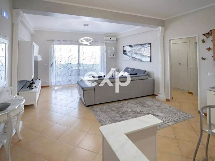 Appartamento trilocale in vendita in Via Sperlonga, Brancaleone