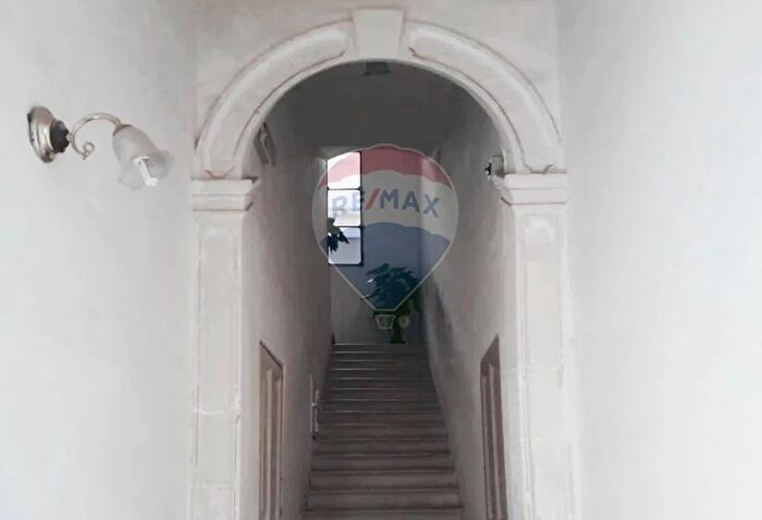 Appartamento con 11 locali in vendita in Via Principe Umberto, Vittoria