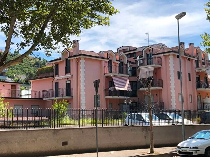 Appartamento quadrilocale in vendita in Via Raffaele Schiavone, Salerno