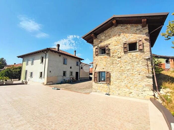 Casa con 11 locali in vendita in Via Roma, Dernice