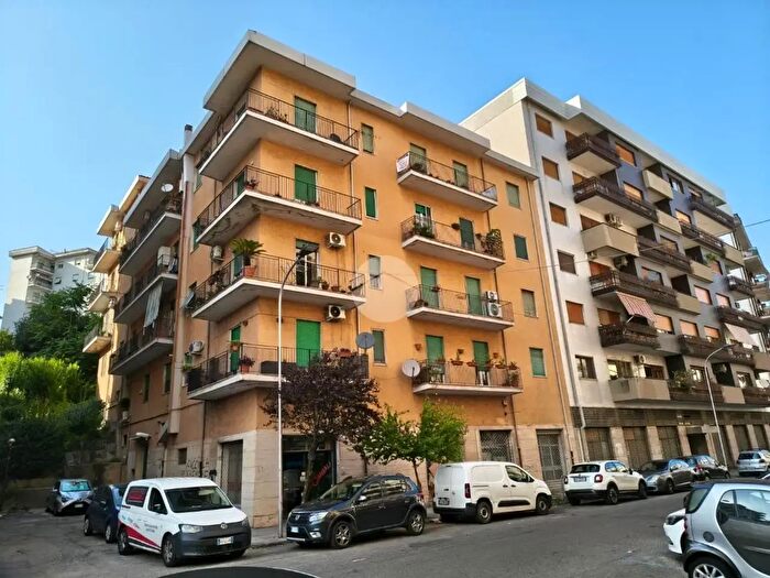 Appartamento con 5 locali in vendita in Via Emilio Capizzano, Cosenza