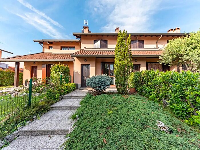 Casa quadrilocale in vendita in Viale Lombardia a, Origgio