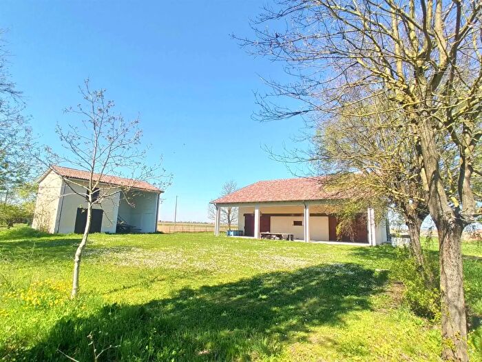 Casa con 10 locali in vendita in Via delle Valli, Mirandola