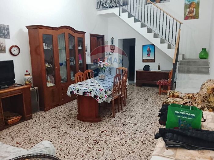 Casa con 9 locali in vendita in Sessa Aurunca
