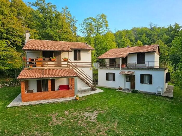 Casa con 11 locali in vendita in Strada Provinviale, Careggine