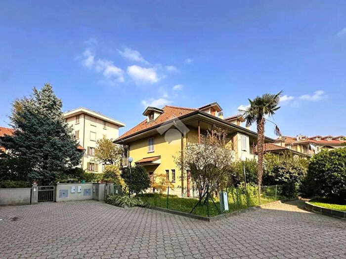 Casa quadrilocale in vendita in Via Monsignor Adriano Bernareggi, Vimercate