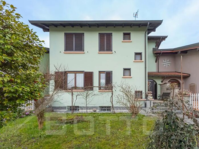 Casa con 5 locali in vendita in Via Strera b, Oleggio