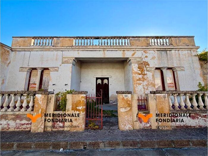 Casa con 6 locali in vendita in Via Santacroce, Centro, Taviano
