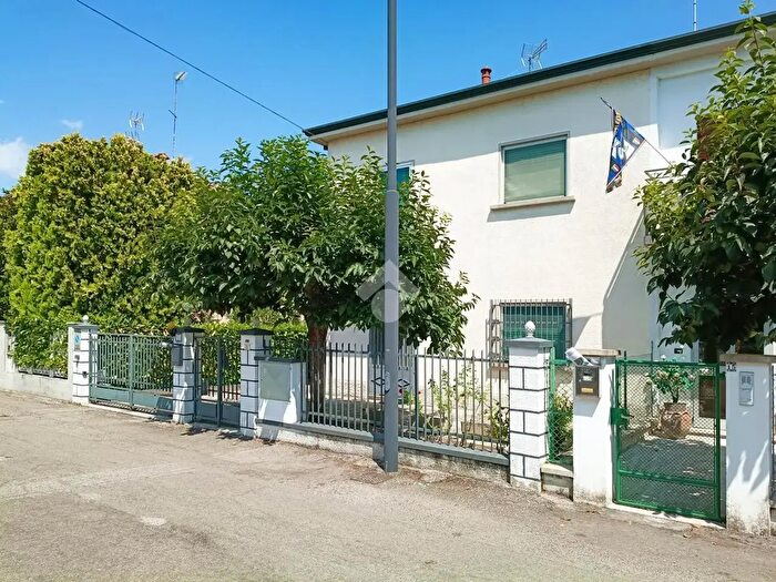 Casa quadrilocale in vendita in Via Carducci, Molinella
