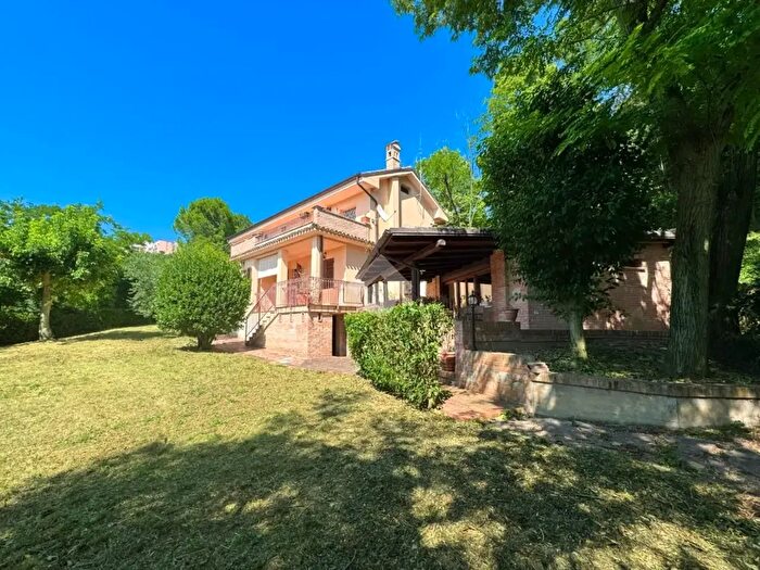Casa con 7 locali in vendita in Viale Maiella, Chieti