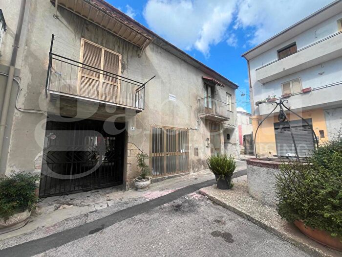 Casa con 7 locali in vendita in Via Giuseppe Garibaldi, Calvi Risorta