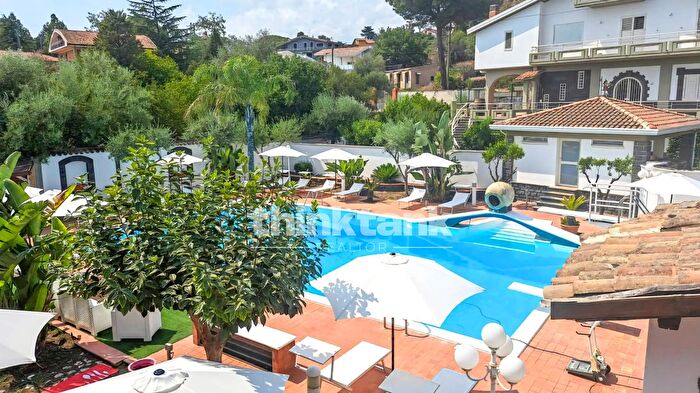 Casa con 8 locali in vendita in Via Ombra, Mascalucia