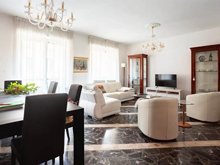 Appartamento trilocale in vendita in Via Morosini, Milano