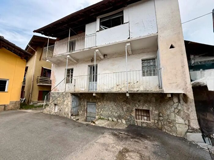 Casa quadrilocale in vendita in Borgata Vallossera, Rocca Canavese
