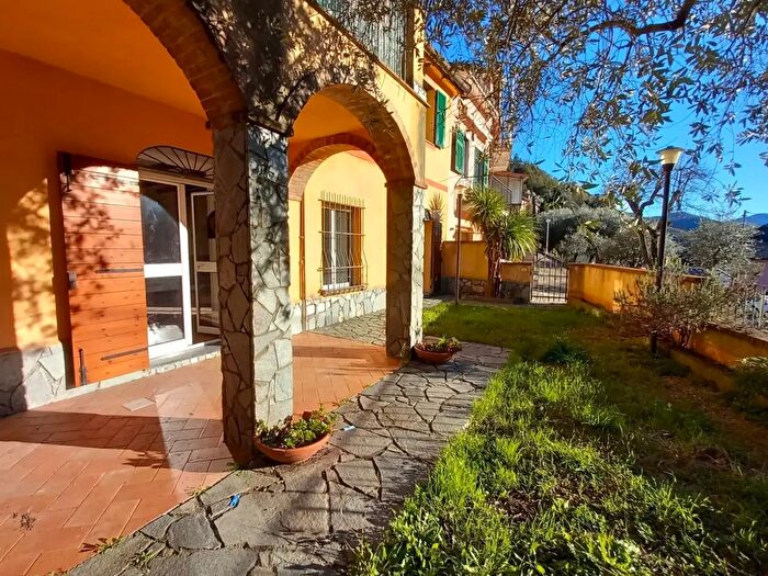 Casa con 5 locali in vendita in Avegno