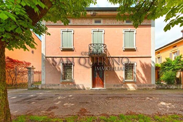 Casa con 6 locali in vendita in Via Roma, Boretto